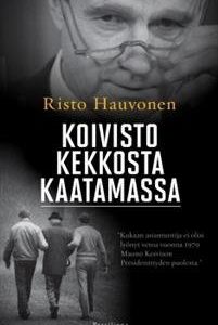 Koivisto Kekkosta kaatamassa