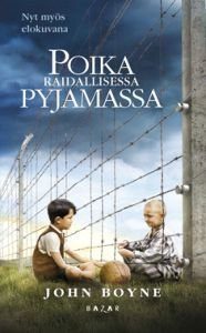 Poika raidallisessa pyjamassa
